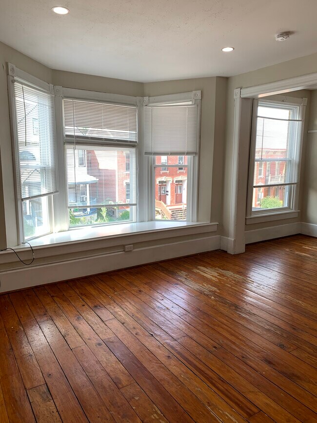Building Photo - 422 Loras Blvd