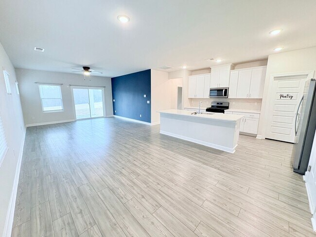 Building Photo - 220 Coulter Ct