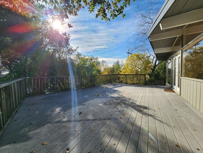 Building Photo - 2015 Cummings Dr