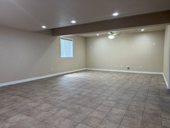 Building Photo - 400 Sterling Dr