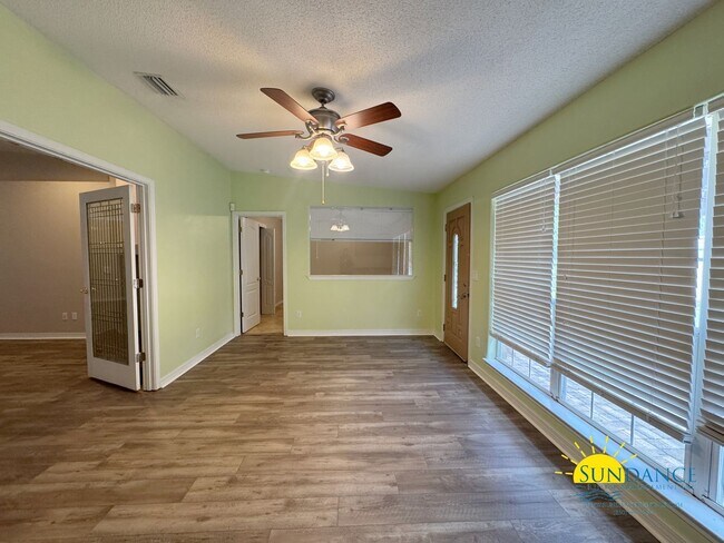 Building Photo - Stunning 4-Bedroom Home in Desirable Holle...