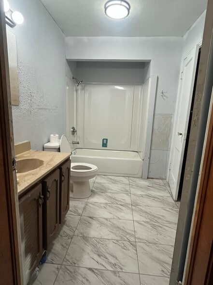 Building Photo - 216 Pine St