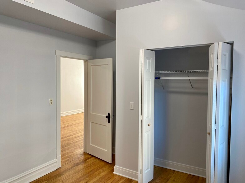 Bedroom - 2058 W Hutchinson St