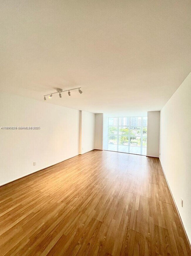 Building Photo - 800 Parkview Dr