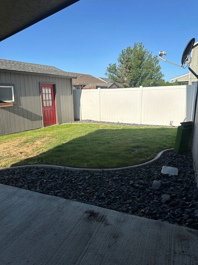 Building Photo - Extra Large Home For Rent, 4 Bedrooms! NEW...
