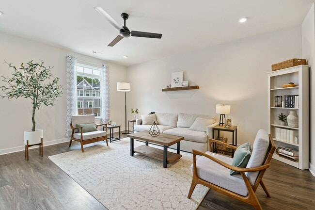Building Photo - 3be/2.5ba 3-Level Townhouse Key Location Between Durham and Chapel Hill