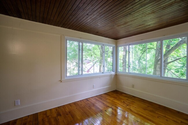 Building Photo - Available 8/1/26 - Spacious Three Floor Si...