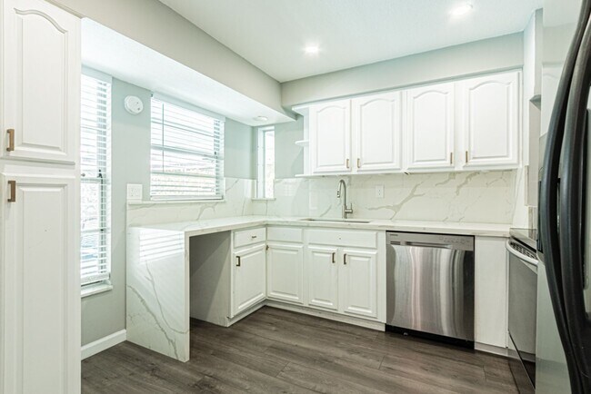 Building Photo - Pet-Friendly Home with Private Pool in Des...