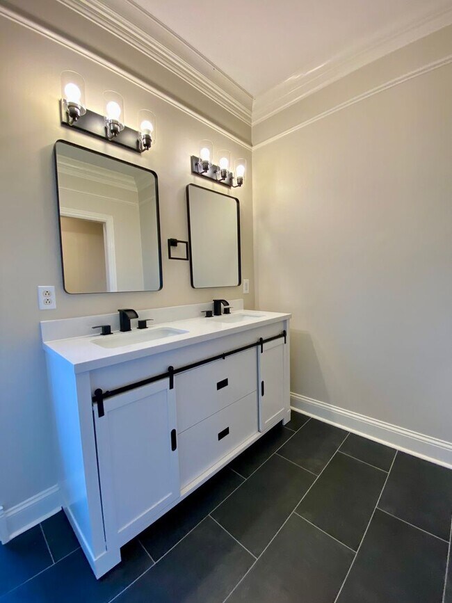 Building Photo - 5000 Square Feet on 7 Acres in Heart of Franklin