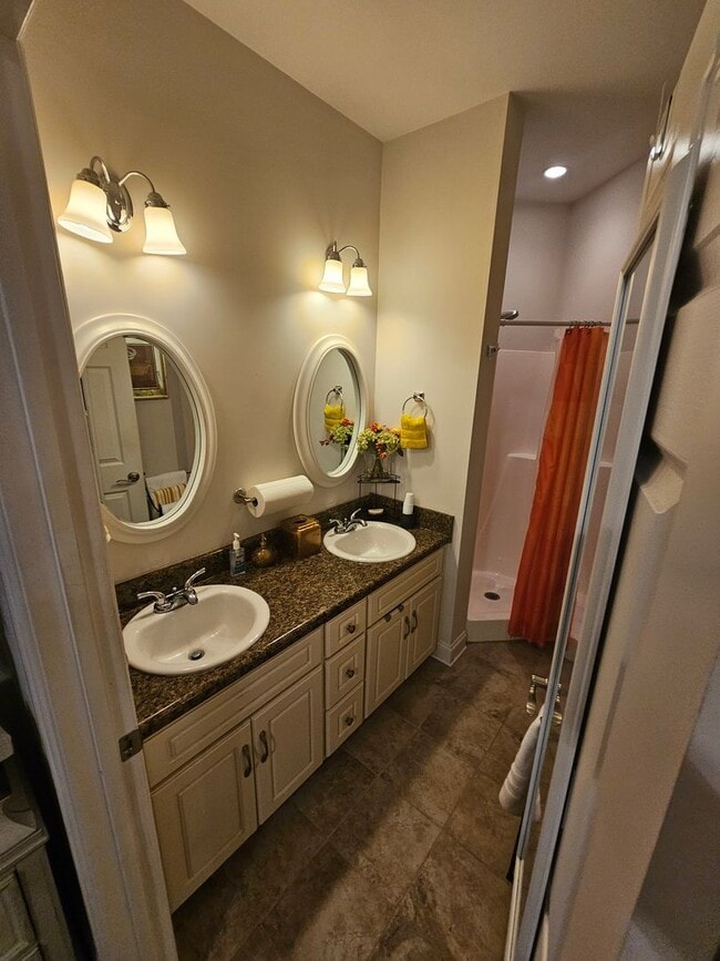 Building Photo - 3 bdrm 2.5 bath in downtown area