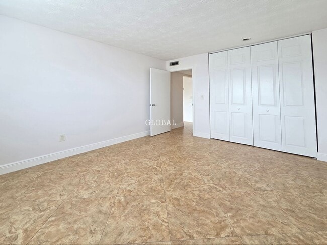 Building Photo - Lakefront First-Floor Condo in Camelot by the Lake, Orlando