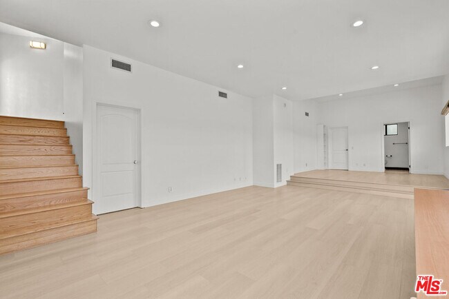 Building Photo - 3665 Alta Mesa Dr