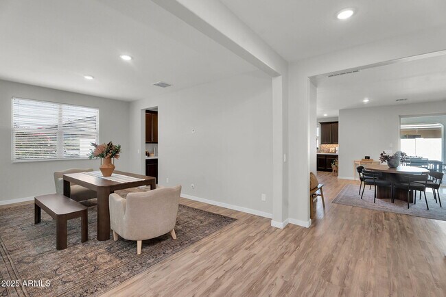 Building Photo - 9418 E Theia Dr