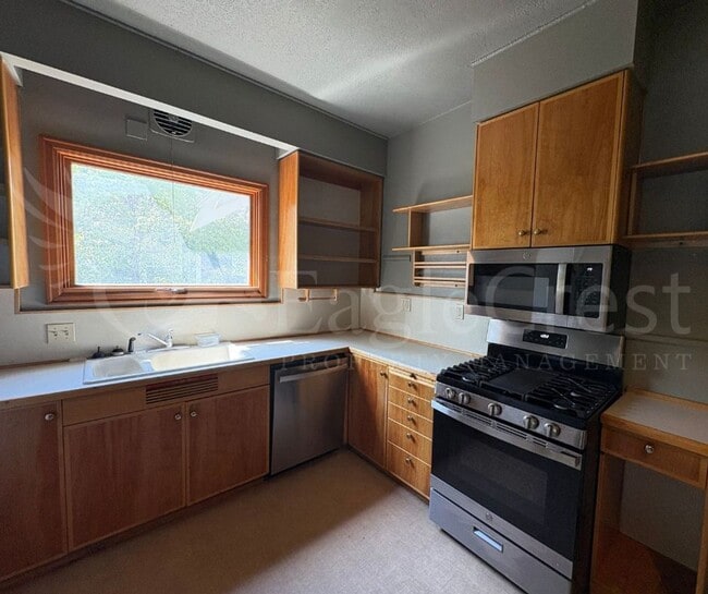 Building Photo - Large 8-Bedroom Home Across from Whitman College – Lawn Care Included