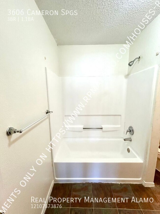 Building Photo - **MOVE-IN SPECIAL** MUST SEE! 3 Bedroom / ...