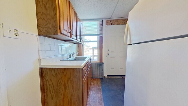 Building Photo - Spacious 3 Bedroom 2nd/3rd Floor Apartment in York City