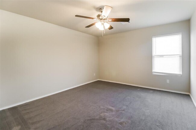 Building Photo - 1800 Sloane Dr
