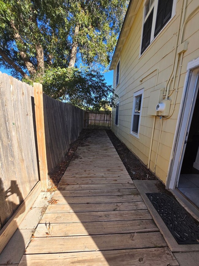 Building Photo - Cute 2 Story Home