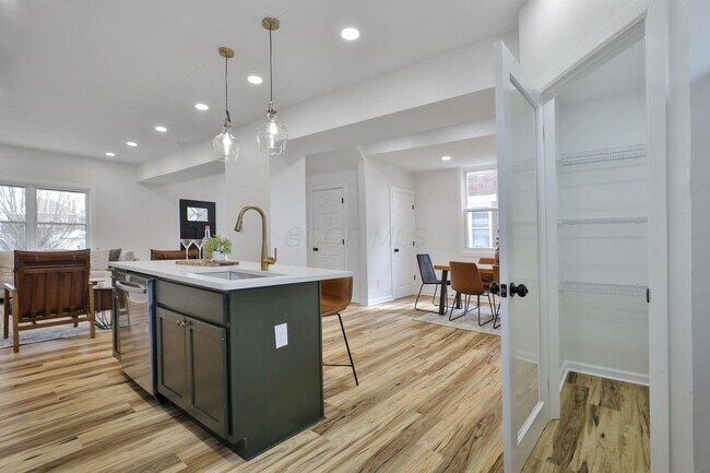 Building Photo - 423 Stoddart Ave