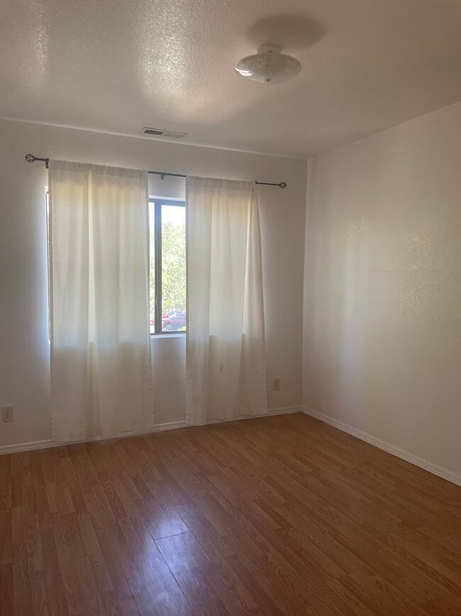 Building Photo - 3 Bedroom 2.5 bath rental Available