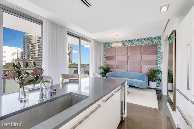 Building Photo - 220 21st St