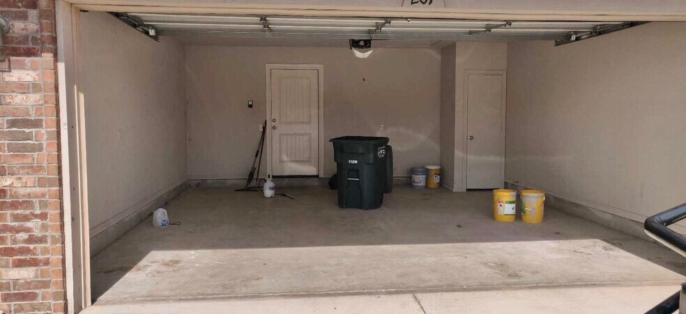 Building Photo - 207 Ashley Dr