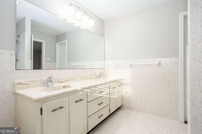 Building Photo - 5647 Queensborough Dr