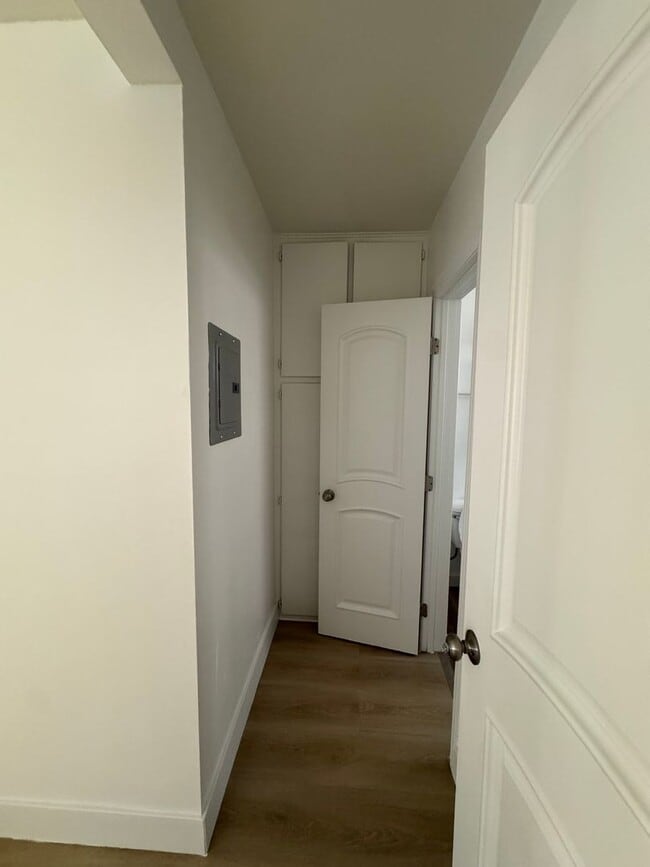 Building Photo - 1 Bedroom in Gardena With Parking Included...