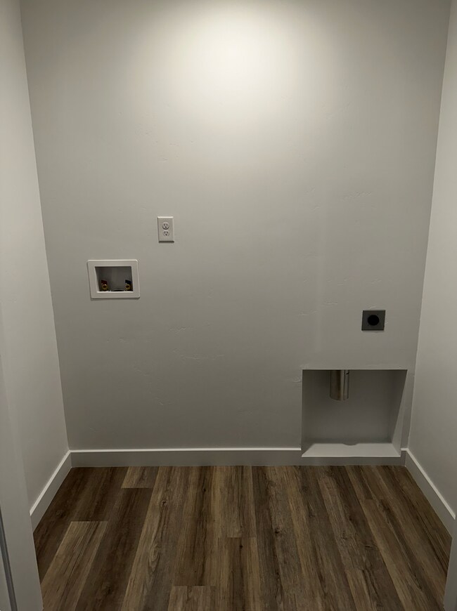 Building Photo - Beautiful Three Bedroom Home