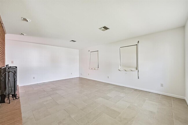 Building Photo - 2920 Heron Dr