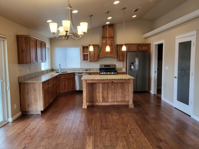 Building Photo - 3 bed 2 bath Single Family Home for Rent in Grants Pass