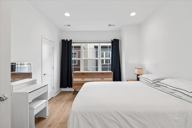 Building Photo - Modern 2024 Townhome with Rooftop Terrace.