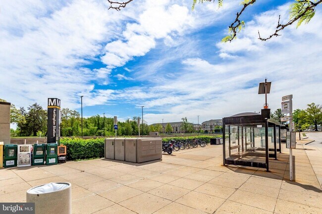 Building Photo - 5904 Mt Eagle Dr