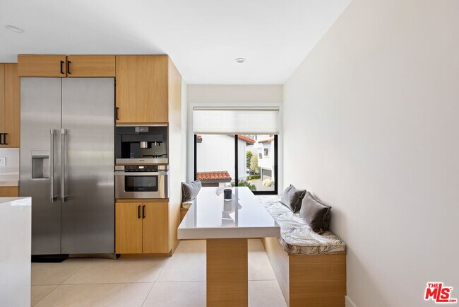 Building Photo - 1549 Palisades Dr