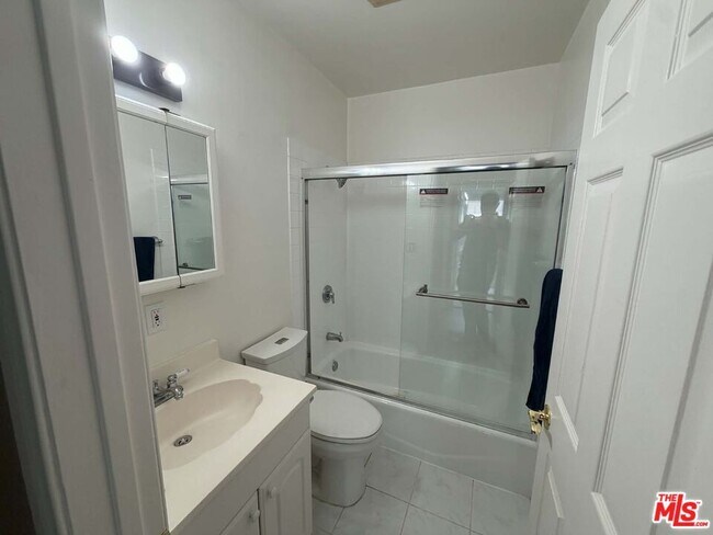 Building Photo - 3283 Kelton Ave
