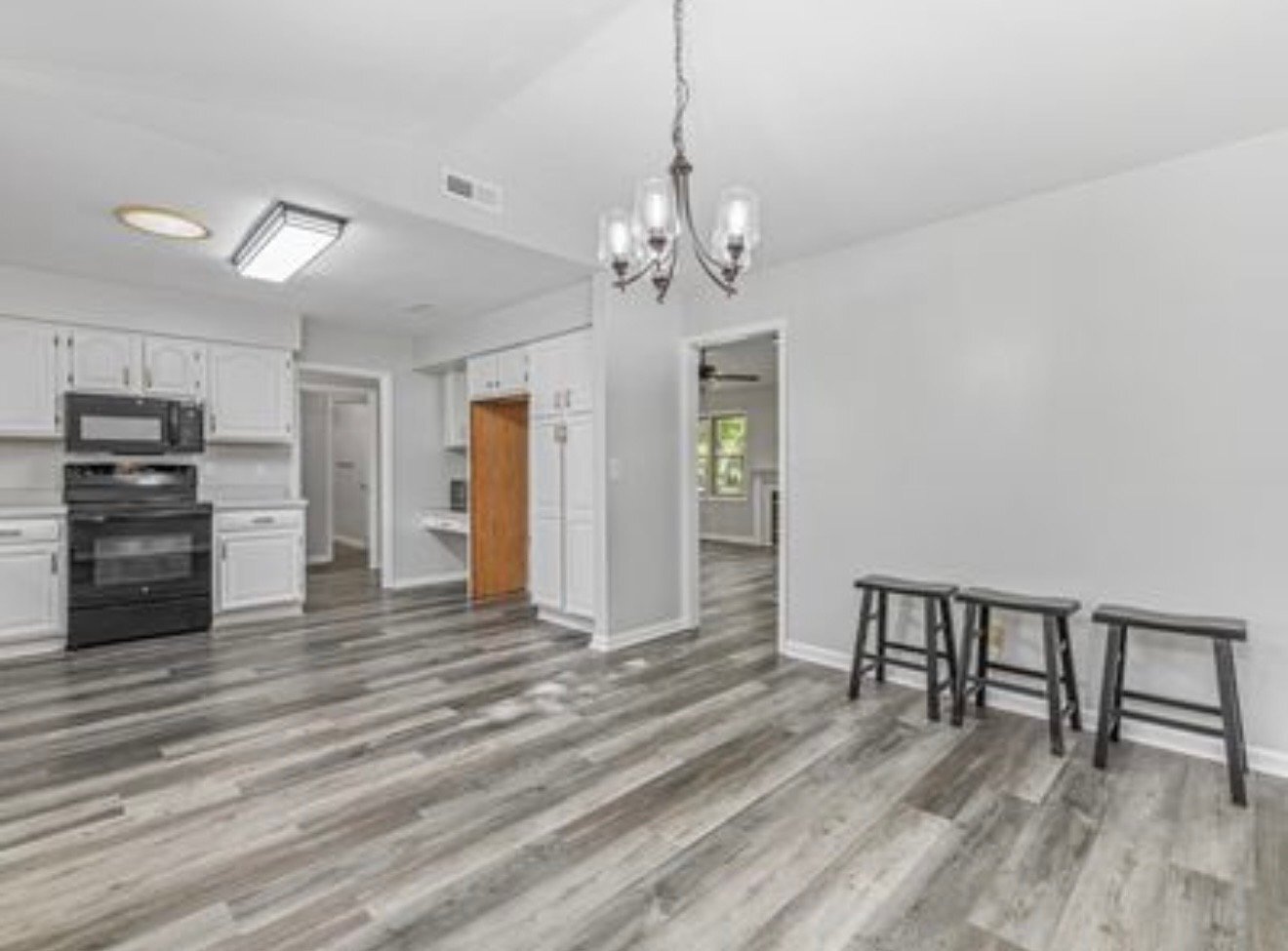 Building Photo - 400 Killarney Dr