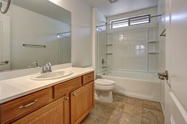 Building Photo - Wonderful 4 Bedroom Home!
