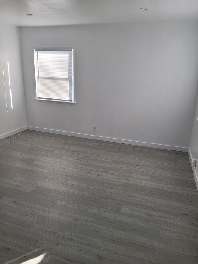 Building Photo - 154 E 54th St