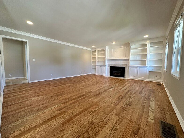 Building Photo - 604 Village Ct