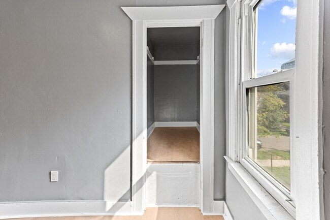 Building Photo - 2045 Clements St