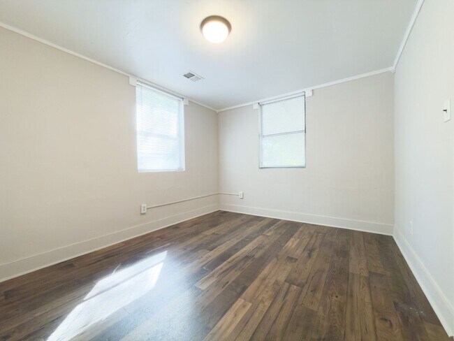 Building Photo - 2181 Eleanor Dr