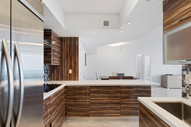 Building Photo - 18911 Collins Ave