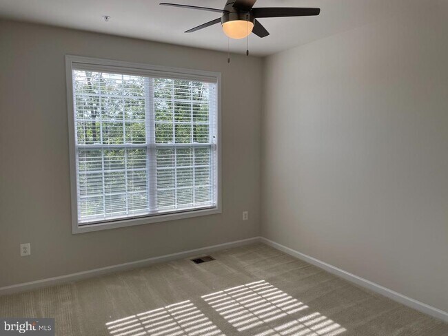 Building Photo - 23275 Milltown Knoll Square