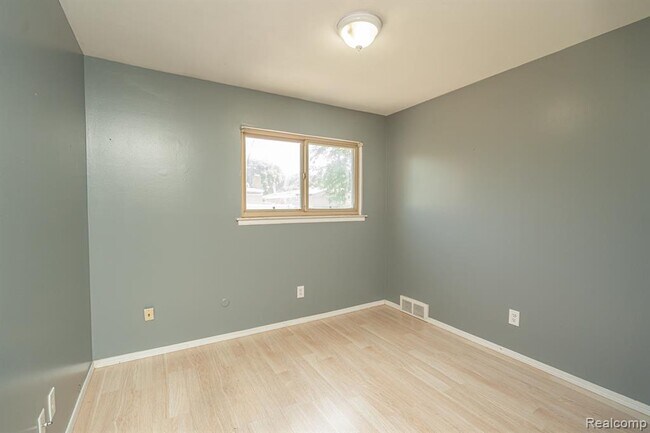 Building Photo - 25568 Thomas Dr