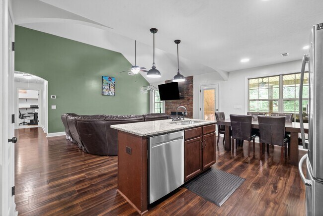 Building Photo - 125 Sycamore Hill Dr