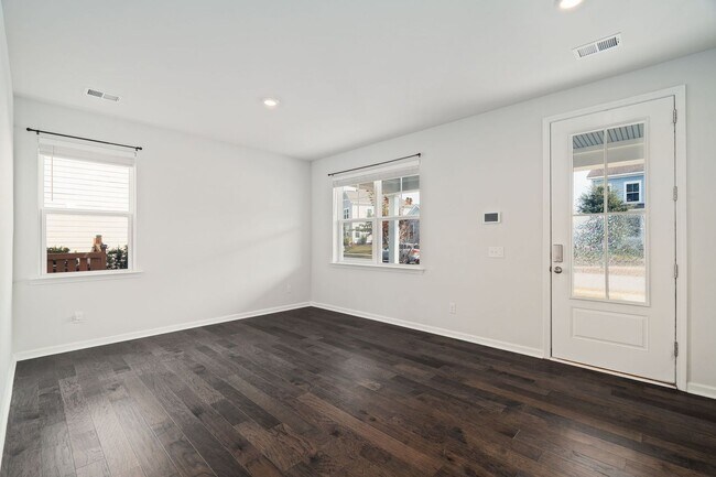 Building Photo - Cozy Living in The Ponds