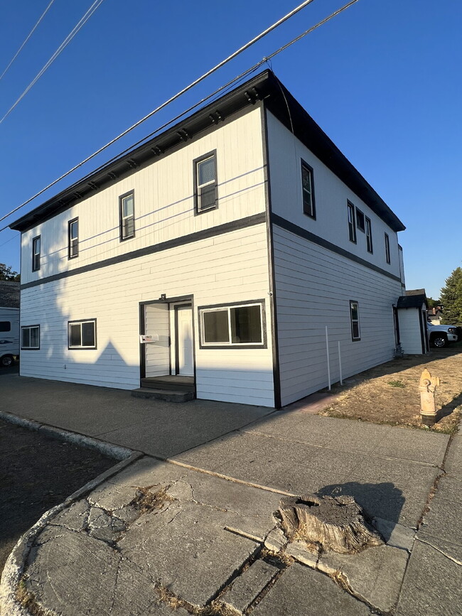 Building Photo - Spacious 3 bed 1 bath, bright & cheery apa...