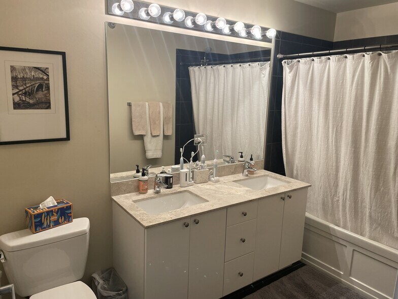 Building Photo - 235 W Van Buren St