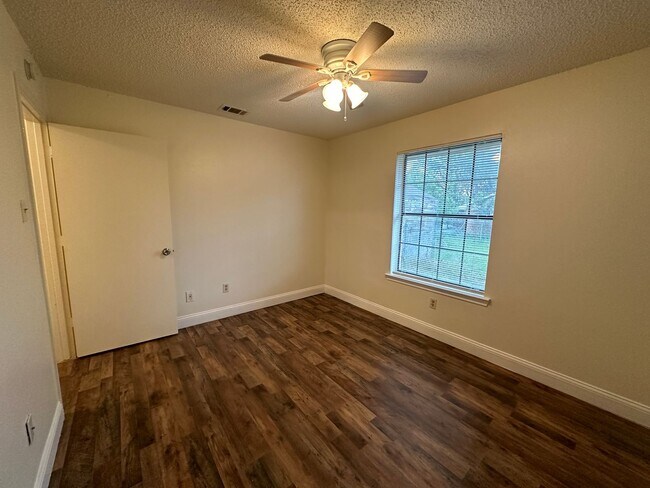 Building Photo - 5415-5415 Brookhollow Dr