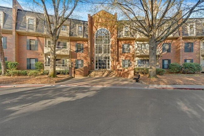 Building Photo - 25109 Plantation Dr NE